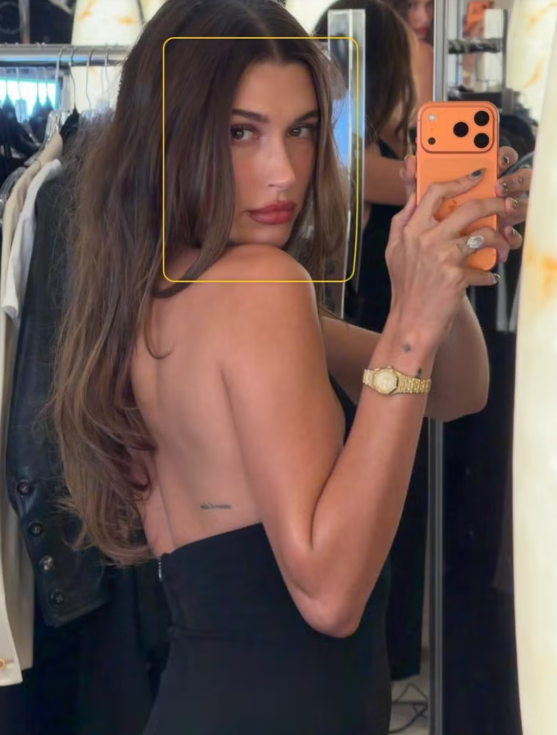 Bộ móng trắng xanh do chính Hailey Bieber tự làm.&nbsp;ẢnhẢnh: IGNV