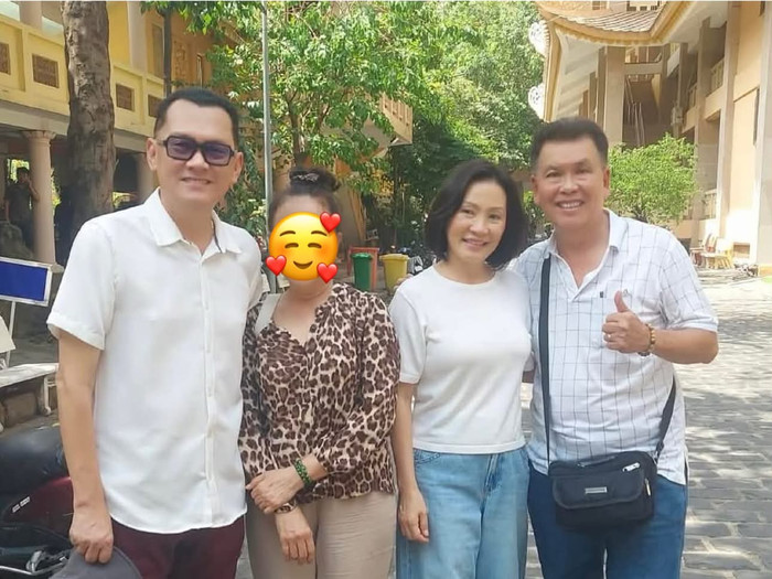 Hình ảnh khác do nghệ sĩ Hữu Nghĩa chia sẻ, chụp cùng &nbsp;NSƯT Hữu Châu và Hồng Đào.