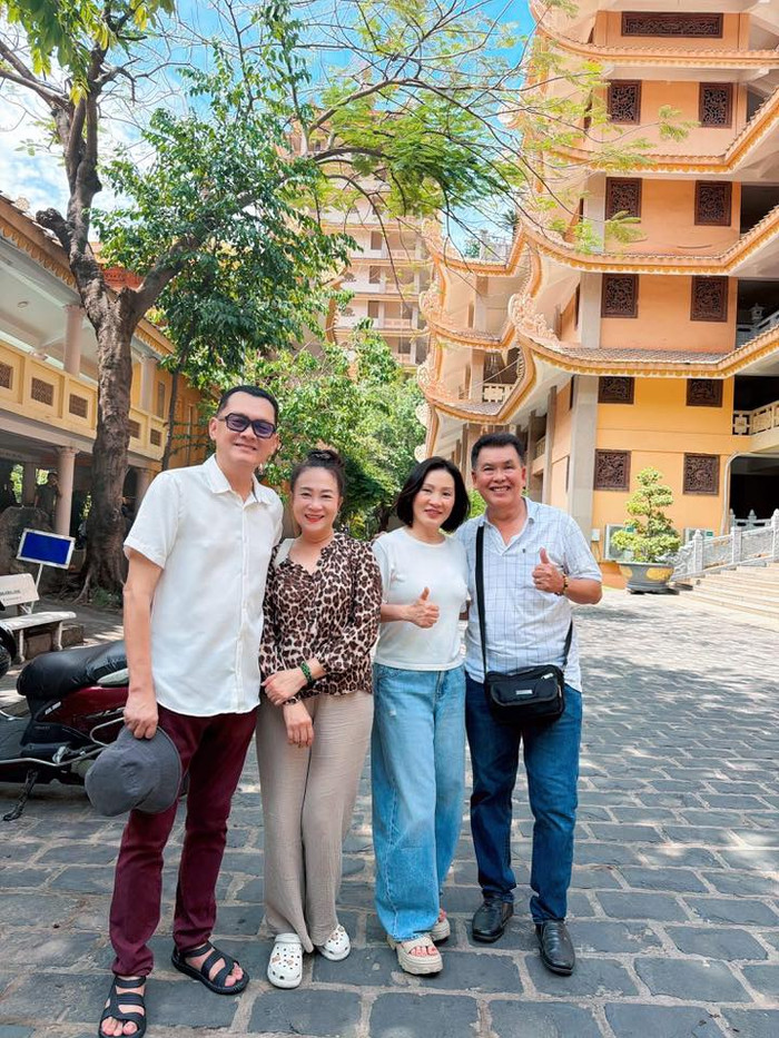 NSƯT Hữu Châu và Hồng Đào trong chuyến đi cùng đồng nghiệp.