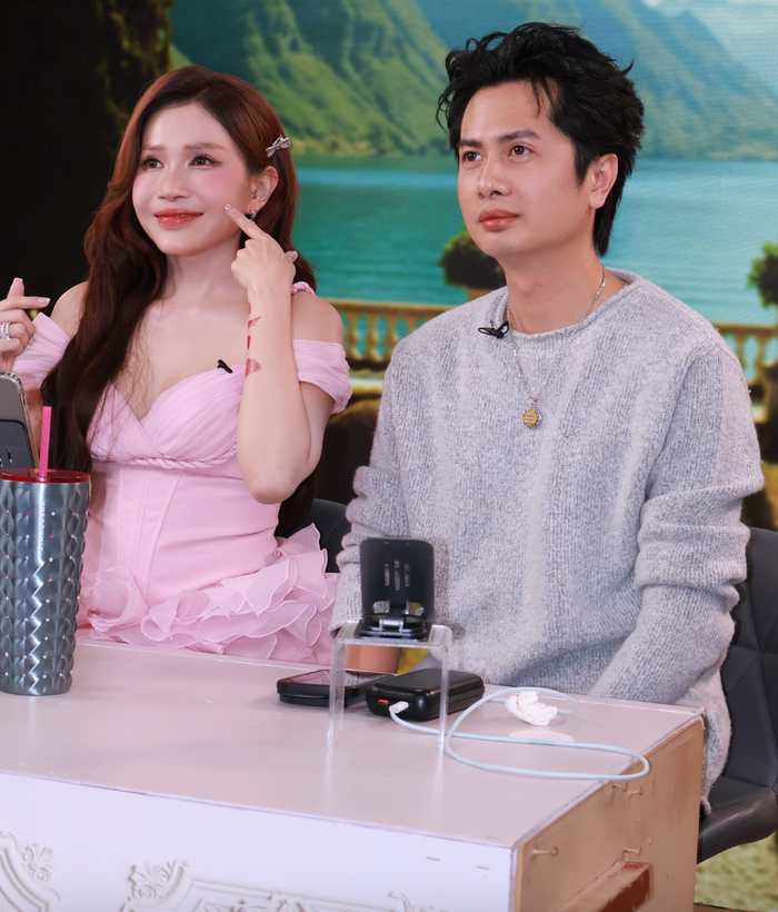 Khả Như cười tươi rói khi ở bên Huỳnh Phương. Ảnh: FBNV