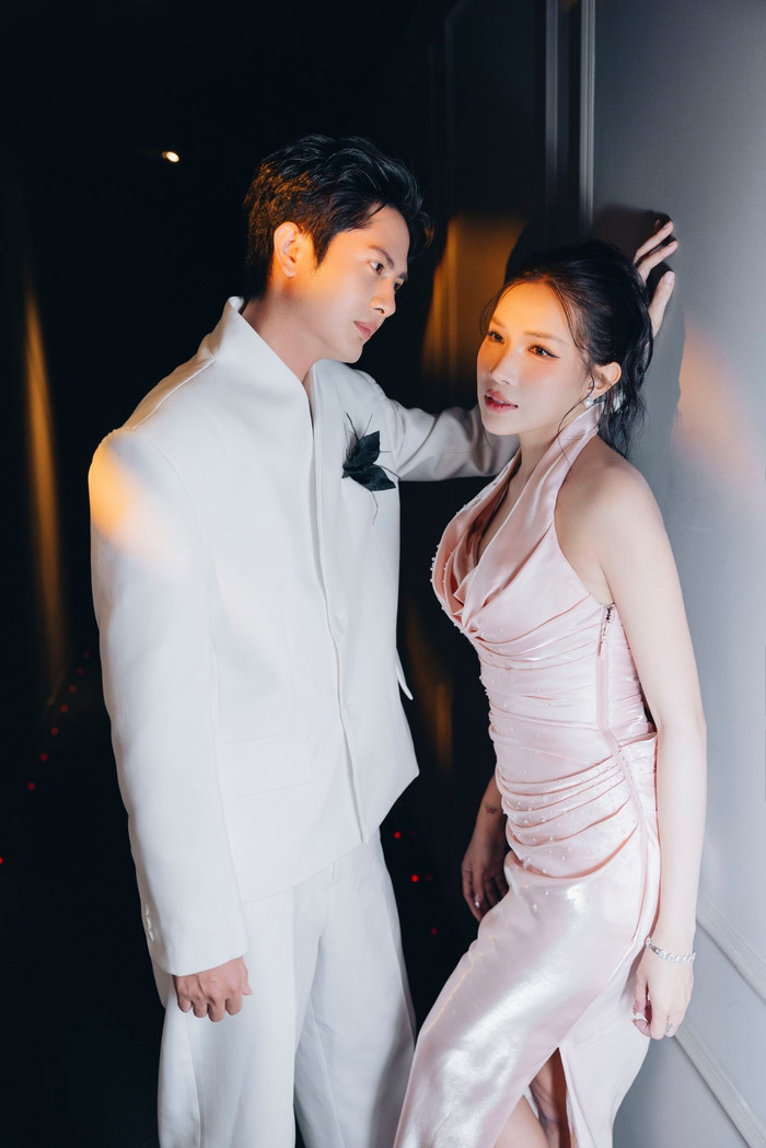 Khả Như và Huỳnh Phương tình tứ khi 'lên đồ'. Ảnh: FBNV