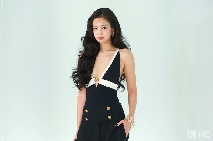 Jennie không ngần ngại diện trang phục hở bạo. Ảnh: Kim Kyu Bin/NC