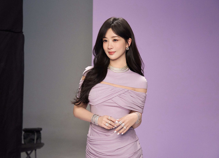 Trước đó Dương Tử đã có một thời gian dài làm việc không ngừng nghỉ, hết mình cho những dự án phim. Ảnh: Weibo