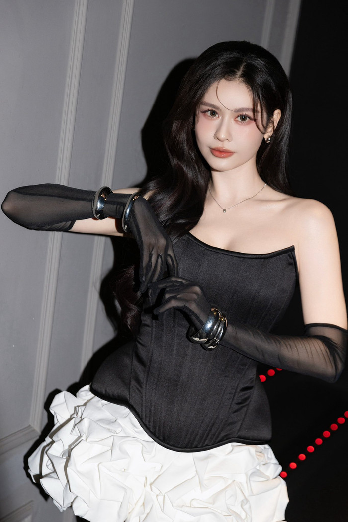 Trương Quỳnh Anh được khen ngày càng trẻ đẹp trông thấy. Ảnh: FBNV
