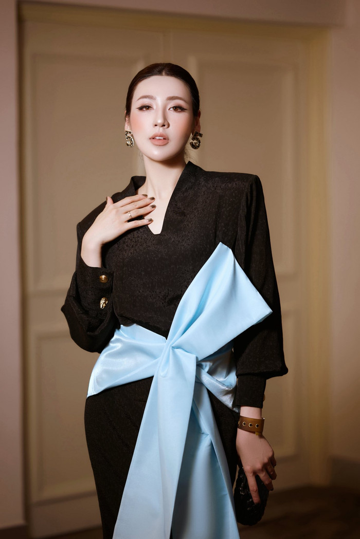 Dương Tú Anh duy trì hình ảnh sang chảnh khi xuất hiện ở trên mạng xã hội lẫn ngoài đời. Ảnh: FBNV