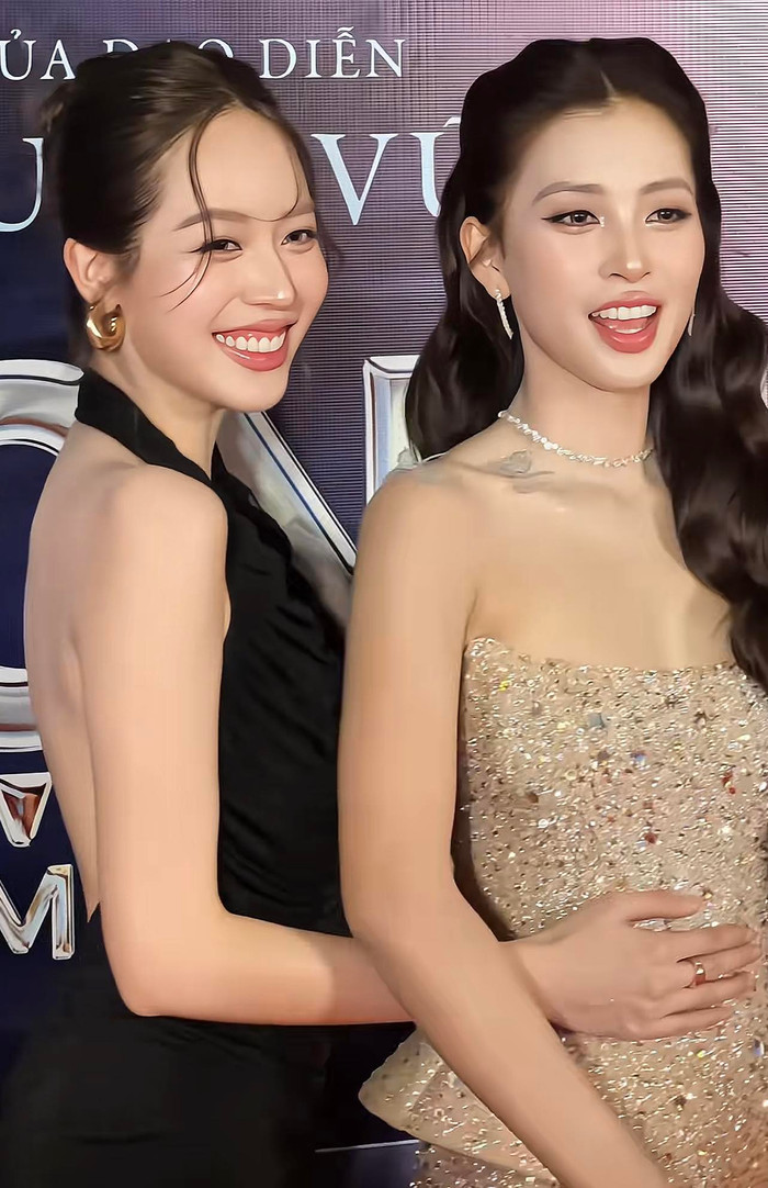 Hoa hậu Thanh Thủy thân thiết ôm chặt Tiểu Vy trên thảm đỏ.
