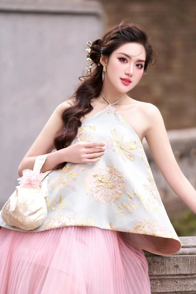 Hoa hậu Phan Phương Oanh sinh ra và lớn lên ở Hà Nội.