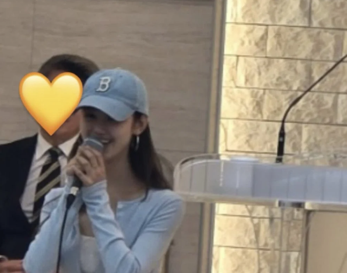 Danielle lộ diện giữa tâm bão kiện tụng với ADOR, gây chú ý vì hành động đặc biệt Ảnh 1