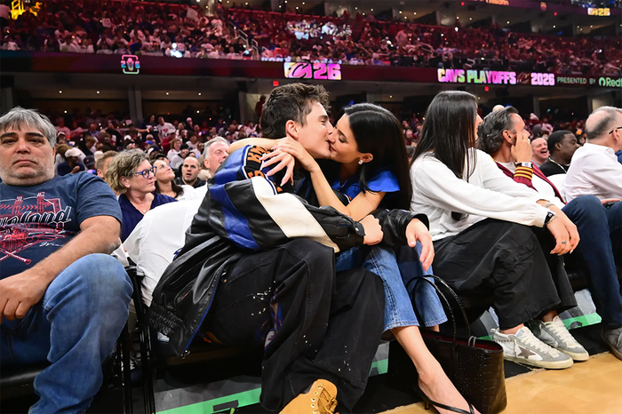 Người mẫu Kylie Jenner và Timothée Chalamet diện đồ đôi, 'khoá môi' ngọt ngào giữa chốn đông người Ảnh 3