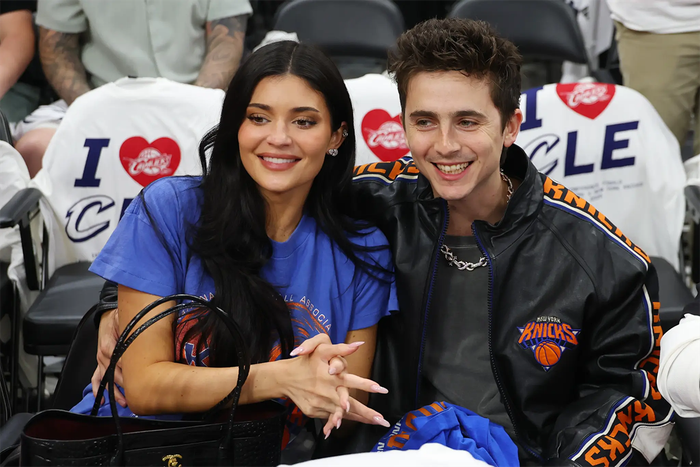 Người mẫu Kylie Jenner và nam diễn viên Timothée Chalamet xuất hiện trong trận đấu bóng rổ mới đây.