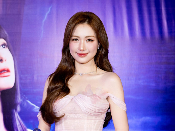 Hòa Minzy xuất hiện trên thảm đỏ sự kiện ra mắt phim mới đây.