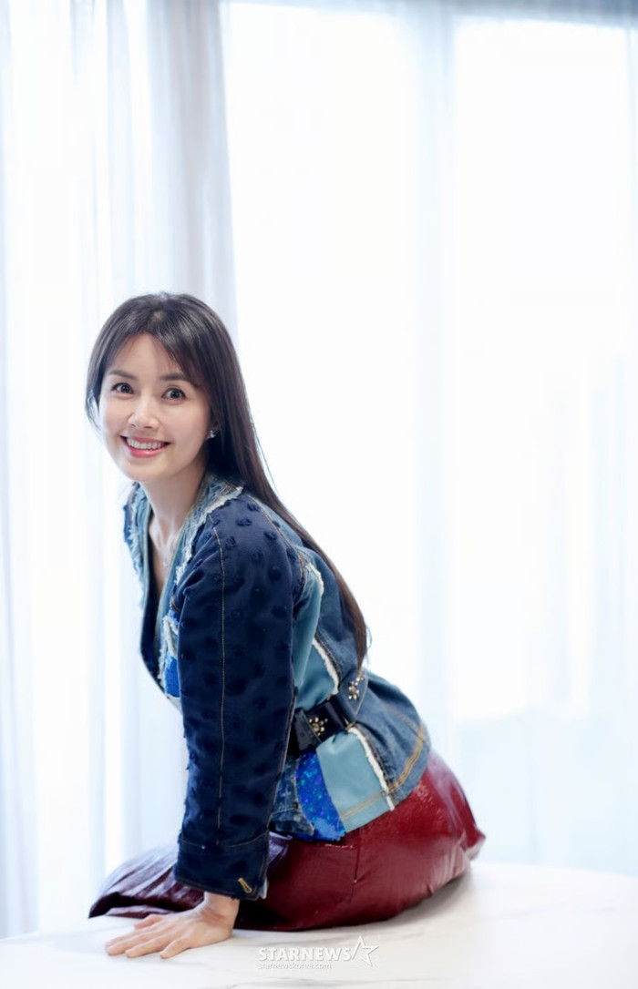 Shin Ae Ra hoãn lịch trình để vào bệnh viện chăm sóc cha già. (Ảnh StarNews)