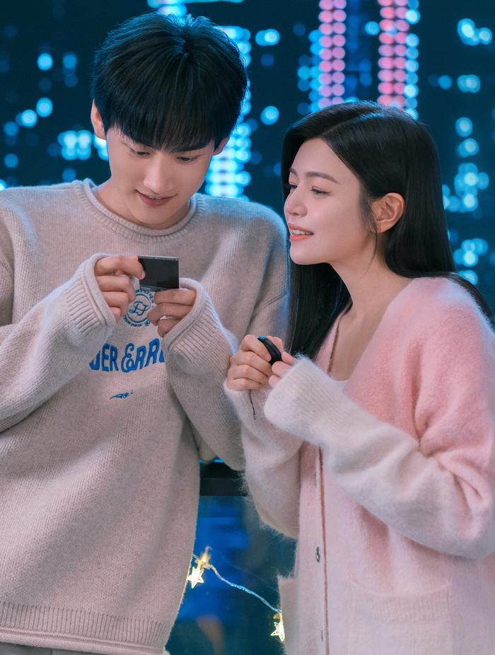 Tác phẩm gây chú ý bởi mô-típ chị em cùng câu chuyện tái ngộ sau nhiều năm xa cách. Từ mối quan hệ bảo trợ ban đầu, Lý Vụ dần dành cho Sầm Căng tình cảm sâu sắc và trưởng thành hơn theo thời gian. Bộ phim không chỉ khai thác tình yêu mà còn tập trung vào hành trình chữa lành tâm lý, vượt qua mặc cảm và định kiến tuổi tác.