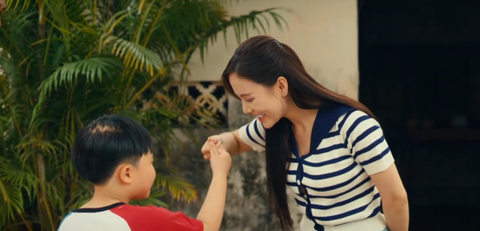 Những khoảnh khắc giữa Vân và bé Bin giúp bộ phim ghi điểm với màu sắc gia đình rất đời thường.