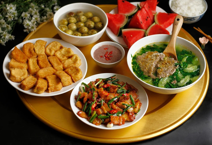 Bữa cơm với các món giản dị mà hao cơm.