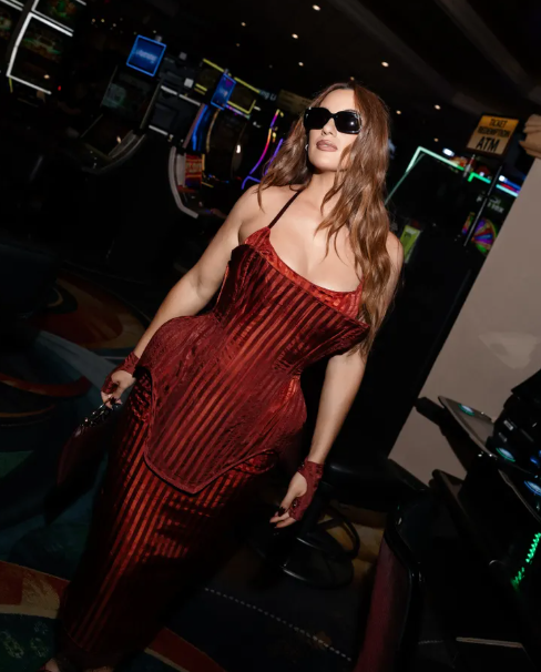 Hannah Berner đã mang đến thảm đỏ American Music Awards ngày 25/5 một màn xuất hiện đầy ấn tượng khi hóa thân thành “nữ hoàng Bridgerton” với bộ corset đỏ rực gợi cảm.&nbsp;Ảnh: Kyra Beatty