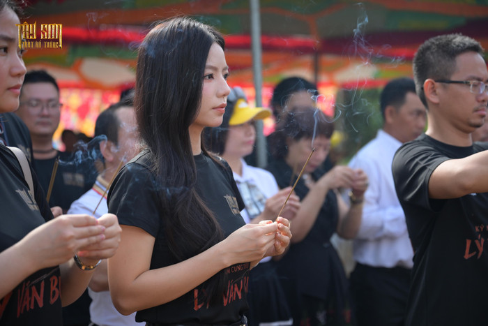 Hình ảnh Lê Hạ Anh tại lễ khai máy Tây Sơn Thất Hổ Tướng nhanh chóng gây bàn luận trên mạng xã hội.