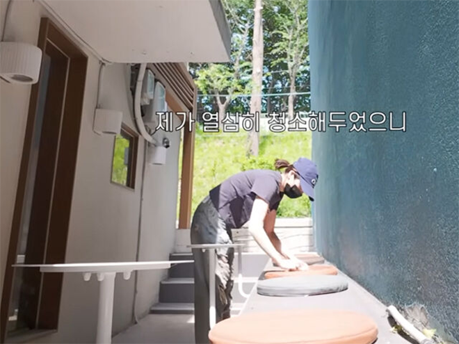 Kwon Eun Bi còn tự tay rửa ly, dọn bàn ghế, thậm chí chăm chỉ vệ sinh nhà vệ sinh khiến nhiều người bất ngờ.&nbsp;