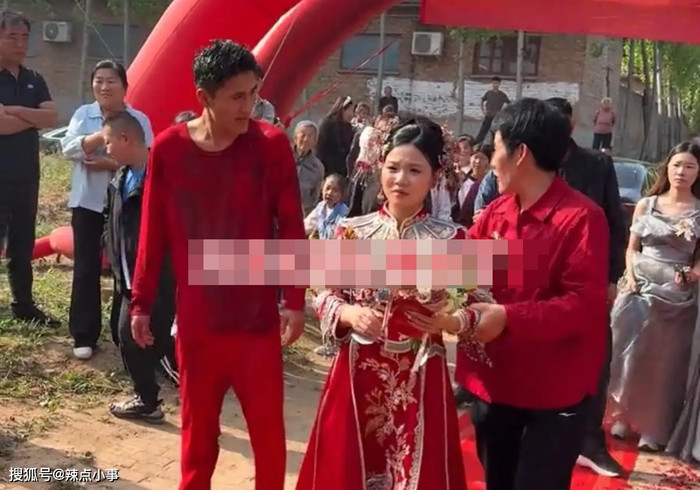 Cô dâu mặt 'búng ra sữa' đã mang thai 6 tháng, biểu cảm trong ngày cưới gây xôn xao Ảnh 3