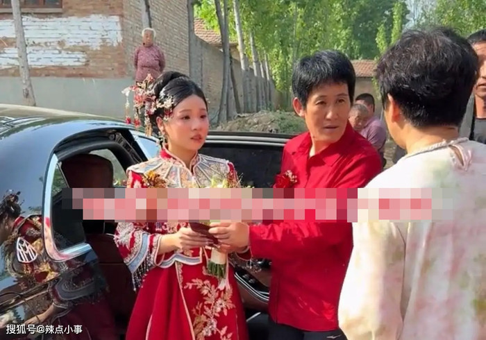 Cô dâu mặt 'búng ra sữa' đã mang thai 6 tháng, biểu cảm trong ngày cưới gây xôn xao Ảnh 1