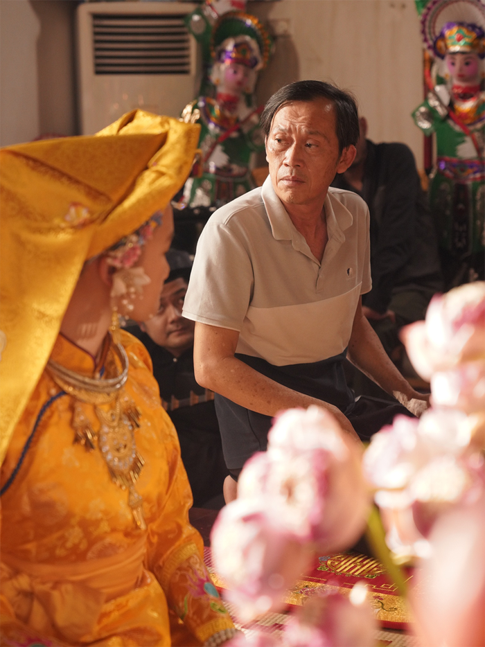 Hình ảnh mới nhất của NSƯT Hoài Linh trên phim trường, đánh dấu sự quay trở lại với màn ảnh rộng của nam nghệ sĩ.