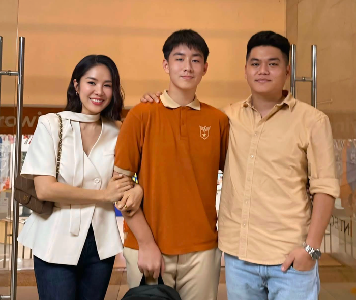 Hình ảnh mới nhất của Lê Phương khi ở bên chồng và con trai. Ảnh: FBNV