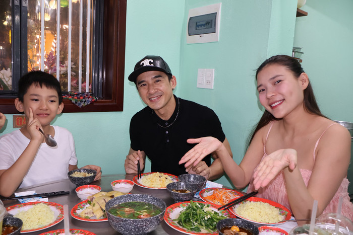 Thúy Diễm vui vẻ tận hưởng chuyến du lịch cùng gia đình sau khi công bố tin mang thai lần hai. Ảnh: FBNV