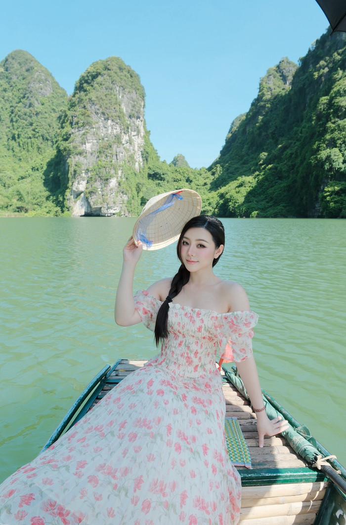 Quỳnh Kool vui vẻ chụp hình kỷ niệm trong chuyến du lịch vừa qua. Ảnh: FBNV