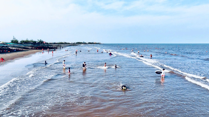 Du khách vui chơi tại biển Thịnh Long