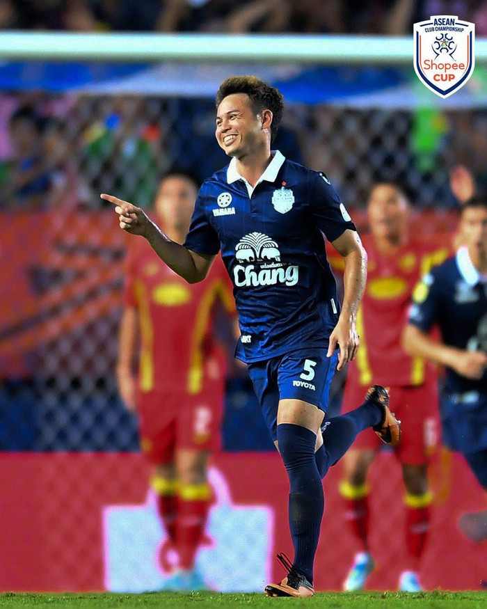 Theerathon Bunmathan vừa tiếp tục gia tăng thành tích đầy thú vị so với Cristiano Ronaldo sau khi cùng Buriram United vô địch Đông Nam Á. Ảnh: ASEAN United