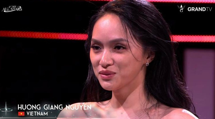Hương Giang trong phần thi mặt mộc tại Bán kết 1 MGI All Stars.