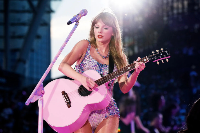 Taylor Swift tặng đàn guitar cho fan nhí sau đoạn video triệu view gây xúc động Ảnh 1