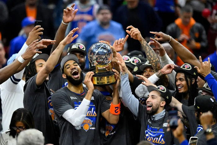 Các thành viên của đội New York Knicks ăn mừng chức vô địch miền Đông vào thứ Hai tại Cleveland.Tín dụng...David Richard/Imagn Images, thông qua Reuters Connect