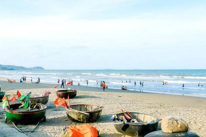 Giữa cái nắng gay gắt, biển Cửa Lò là địa điểm được nhiều người tìm đến để trốn nóng.
