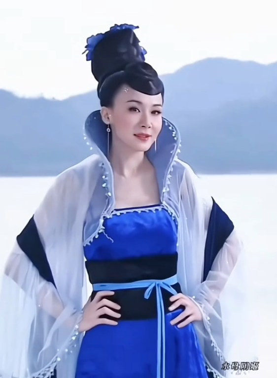 Thủy Mẫu Âm Cơ là nữ nhân sở hữu võ công mạnh nhất trong toàn bộ hệ thống nhân vật của Cổ Long.