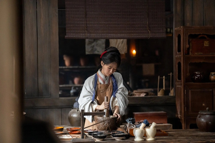Khán giả Trung Quốc dành nhiều lời khen cho Gia Nghiệp không đơn thuần vì chemistry của cặp đôi chính, mà còn bởi bộ phim đã làm được điều hiếm thấy ở dòng phim ngành nghề.