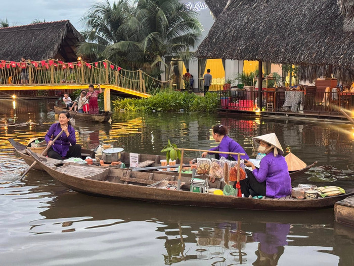 Du khách trải nghiệm đi chợ nổi giữa lòng phố thị ở Đồng Tháp.