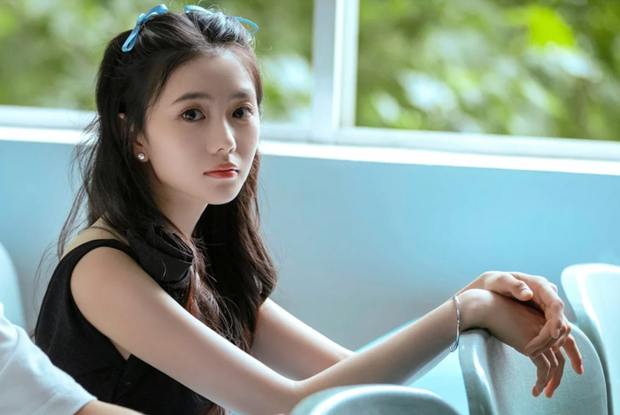 Đứng đầu bảng là Lưu Hạo Tồn với vai Dịch Thanh Nga hay còn gọi là Ức Tần Nga trong phim Chủ Giác. Nữ diễn viên sinh năm 2000 tiếp tục cho thấy sức bật lớn của thế hệ 'Mưu nữ lang' khi chinh phục khán giả bằng hình tượng giàu chiều sâu cảm xúc. Nhân vật của cô đi từ một cô bé chăn cừu nghèo khó đến vị trí danh ca Kinh kịch nổi tiếng sau nhiều biến cố cuộc đời. Hành trình trưởng thành nhiều thăng trầm cùng các phân đoạn biểu diễn hí khúc được xem là điểm nhấn giúp Lưu Hạo Tồn nhận về lượng thảo luận rất lớn trên mạng xã hội. Khả năng nhập vai tự nhiên và biểu cảm giàu cảm xúc cũng giúp nữ diễn viên tạo cú bứt tốc mạnh nhất tuần.