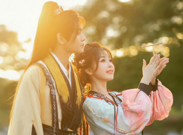 Sự kết hợp giữa yếu tố xuyên sách, hệ thống nhiệm vụ và chuyện tình oan gia giúp Vĩnh Dạ Tinh Hà tạo được sức hút lớn với khán giả trẻ. Ngu Thư Hân và Đinh Vũ Hề mang đến phản ứng hóa học tự nhiên, đặc biệt trong những phân đoạn vừa hài hước vừa cảm động. Phim được đánh giá cao nhờ tiết tấu nhanh, hình ảnh đẹp và cách khai thác nhân vật phản diện có chiều sâu tâm lý.