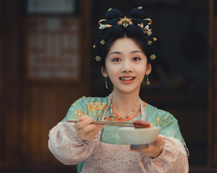 Bộ phim sở hữu ý tưởng thú vị khi cả gia đình thời hiện đại cùng xuyên không về thời Đường và mở quán ăn tại thành Vĩnh An. Nhờ áp dụng các chiêu thức kinh doanh hiện đại như khuyến mãi hay bán theo nhóm, họ nhanh chóng gây chú ý trong giới ẩm thực cổ đại. Tác phẩm mang không khí vui vẻ, đề cao tình cảm gia đình và tạo tiếng cười nhờ sự va chạm giữa tư duy hiện đại với bối cảnh xưa cũ.
