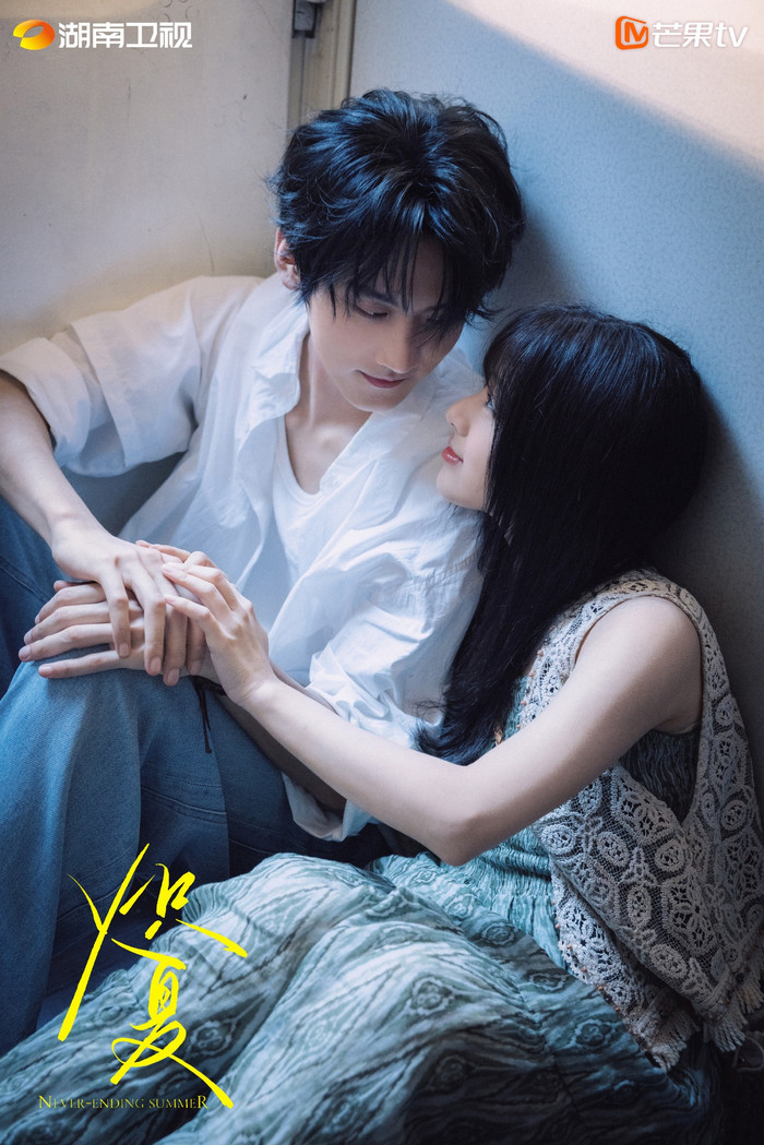 Yếu tố gương vỡ lại lành cùng chuyện tình kéo dài nhiều năm khiến Sí Hạ trở thành một trong những dự án ngôn tình được mong đợi. Bộ phim kết hợp màu sắc thanh xuân với drama trưởng thành, khai thác những hiểu lầm và tổn thương kéo dài suốt một thập kỷ của hai nhân vật chính. Bao Thượng Ân và Châu Kha Vũ được đánh giá có ngoại hình phù hợp với không khí phim hiện đại, đồng thời tạo cảm giác giàu chemistry qua những hình ảnh quảng bá ban đầu.
