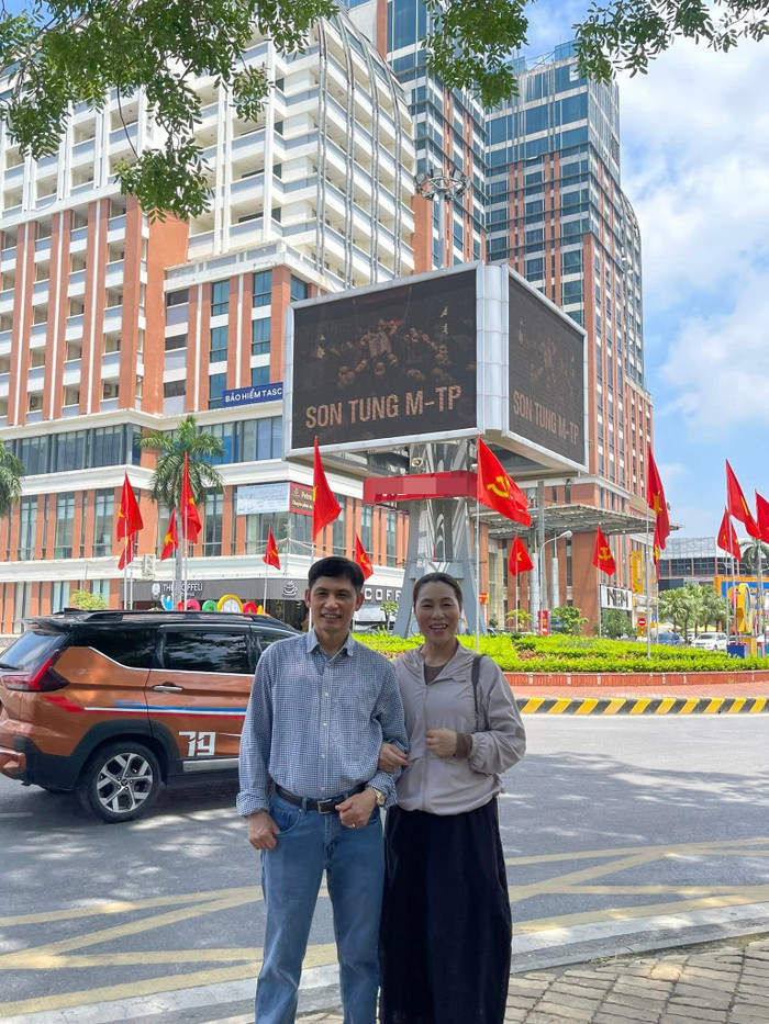 Trước thềm phát hành MV mới, khoảnh khắc của bố mẹ Sơn Tùng khiến dân tình 'dậy sóng' Ảnh 2
