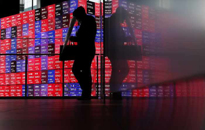 Chứng khoán toàn cầu giảm điểm vì lo ngại căng thẳng Trung Đông kéo dài. Ảnh: REUTERS