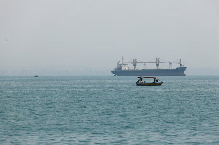 Các tàu thuyền trên eo biển Hormuz, Iran, ngày 22 tháng 5 năm 2026 (Ảnh: Reuters).