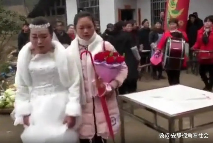 Cô dâu vượt núi, đi bộ đón chú rể trong đám cưới khiến cộng đồng mạng xôn xao Ảnh 1