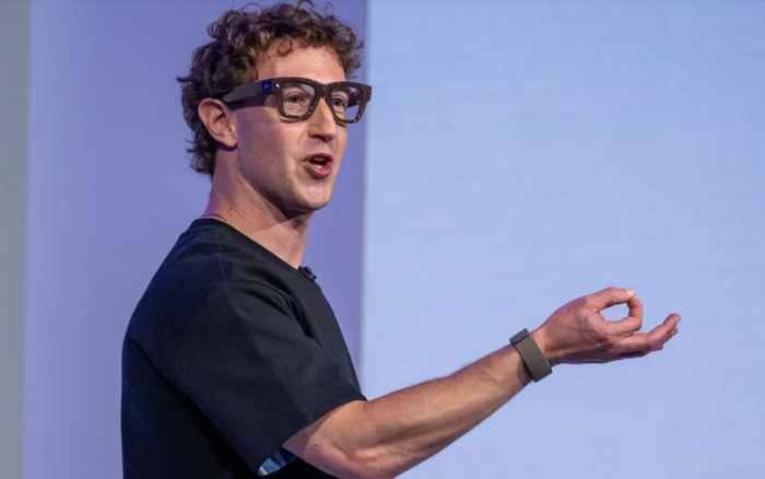 CEO của Meta, Mark Zuckerberg, đeo một cặp kính Meta Ray-Ban Display AI trong sự kiện Meta Connect ở Menlo Park, California, ngày 17 tháng 9 năm 2025. Ảnh: Bloomberg&nbsp;