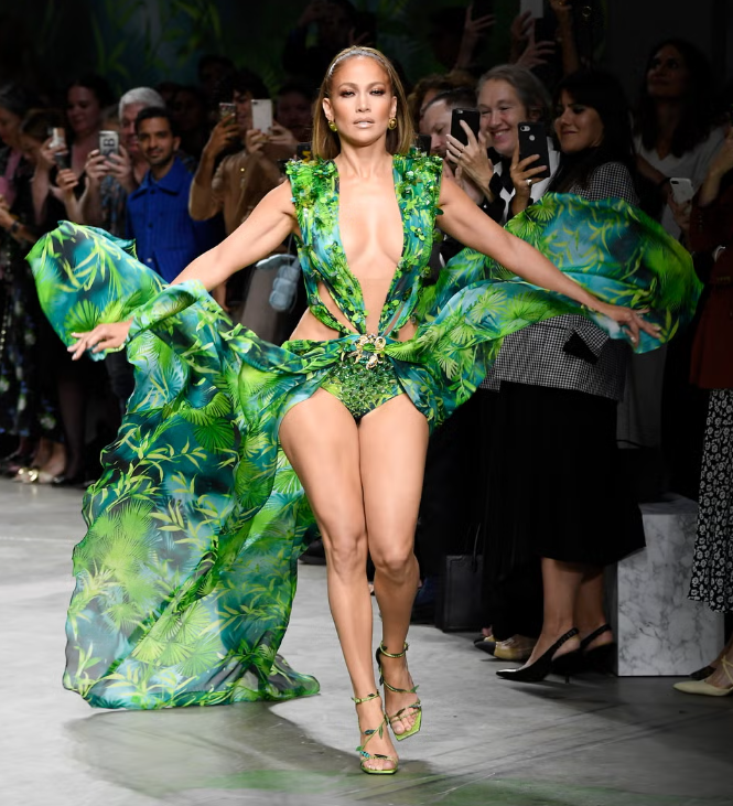 &nbsp;Jennifer Lopez&nbsp;tái hiện lại khoảnh khắc thời trang trên sàn diễn xuân/hè 2020 của Versace. Ảnh: Getty Images