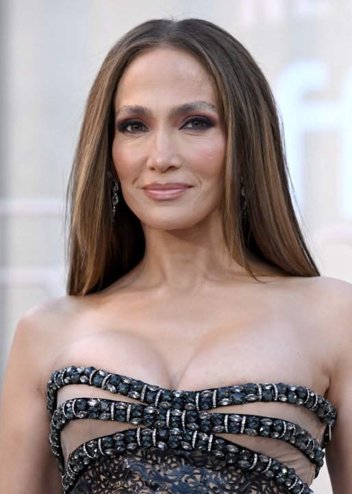 Jennifer Lopez&nbsp;diện mẫu đầm cúp ngực màu đen với phần thân corset, các mảng xuyên thấu tông nude. Ảnh: Getty Images