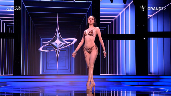 Hương Giang tự tin trình diễn trong phần thi áo tắm tại MGI All Stars.