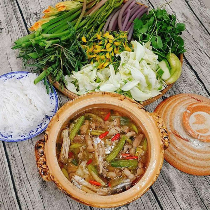 Lẩu mắm bông điên điển là món ăn trứ danh ở miền Tây